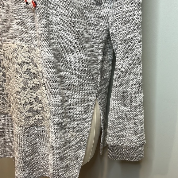 Women’s Gray & Lace Long Sweatshirt - Picture 8 of 12